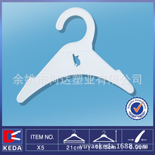 淘寶貨源:加強(qiáng)加厚型一次性塑料衣架 干洗店衣架 簡易衣架 低價批發(fā) 淘貨源